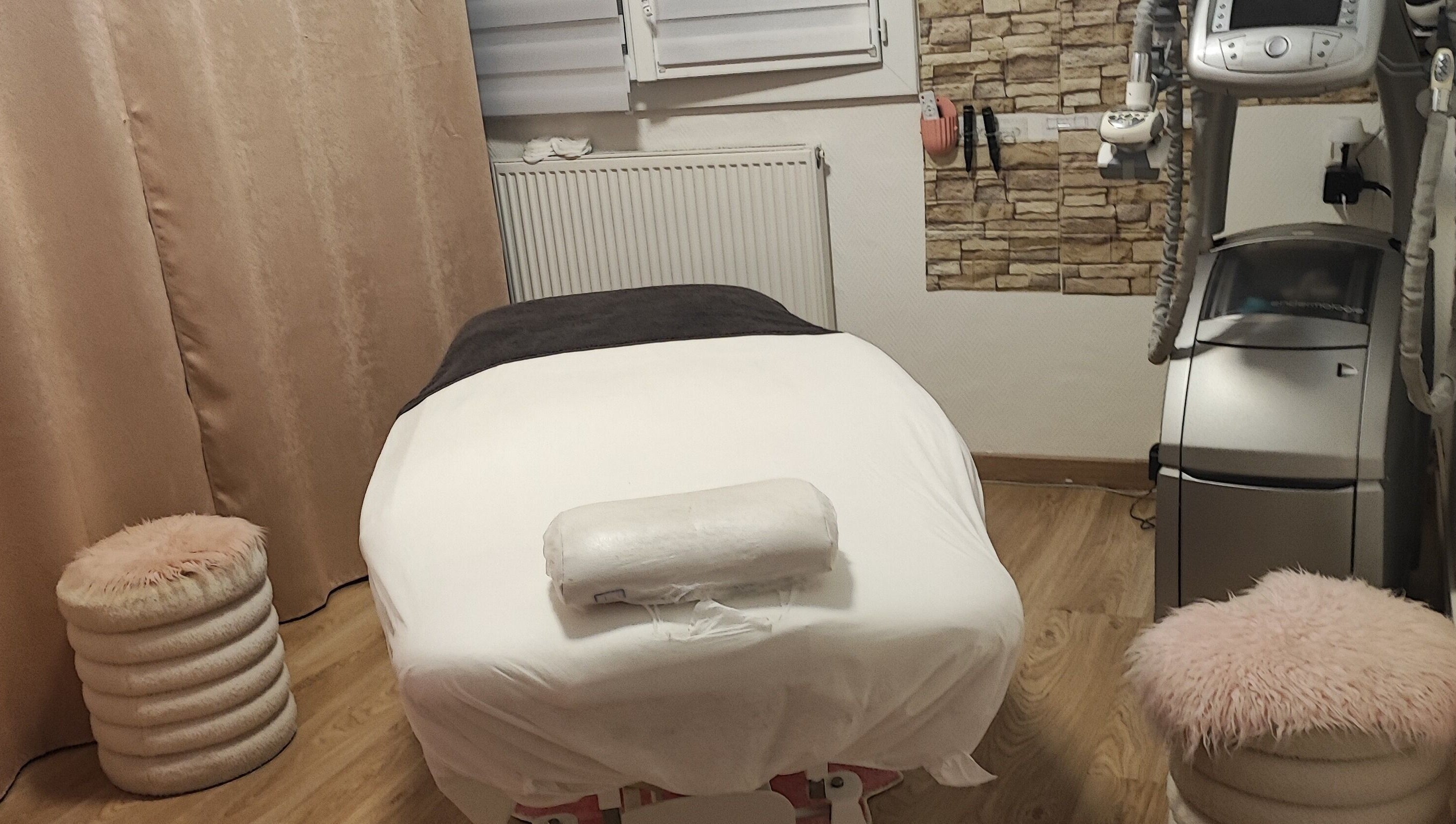 Salle de massage apaisante à L'harmonie Du Corps, Saint-priest, Auvergne-rhône-alpes, FR, équipement modernisé.