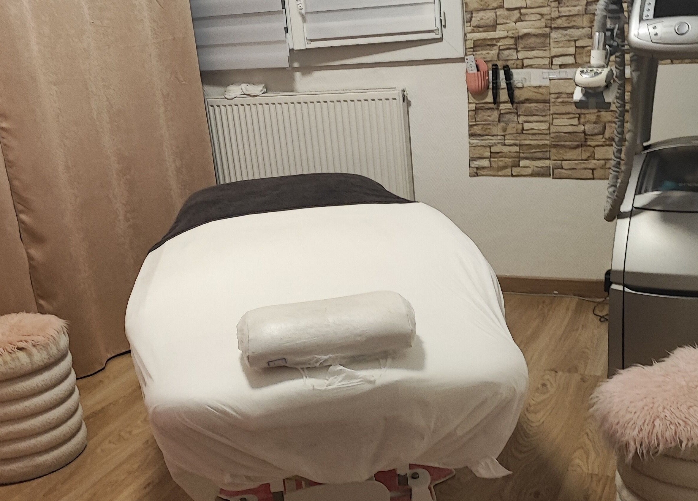 Salle de massage apaisante à L'harmonie Du Corps, Saint-priest, Auvergne-rhône-alpes, FR, équipement modernisé.