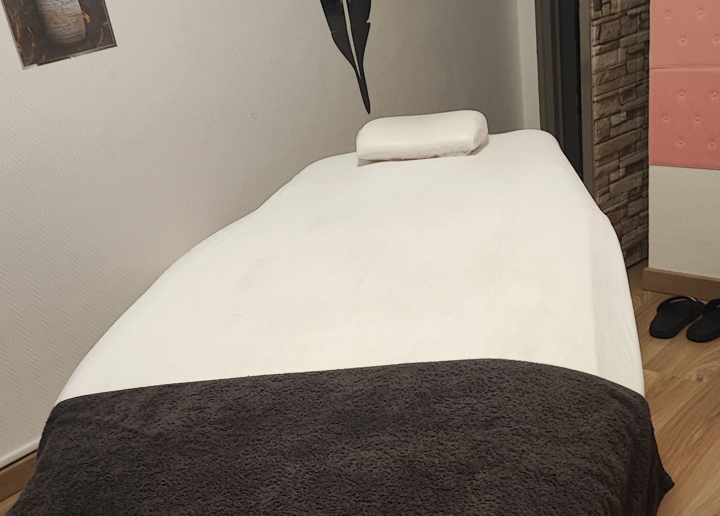 Table de massage à L'harmonie Du Corps, Saint-priest, Auvergne-rhône-alpes, FR, décorée avec élégance.