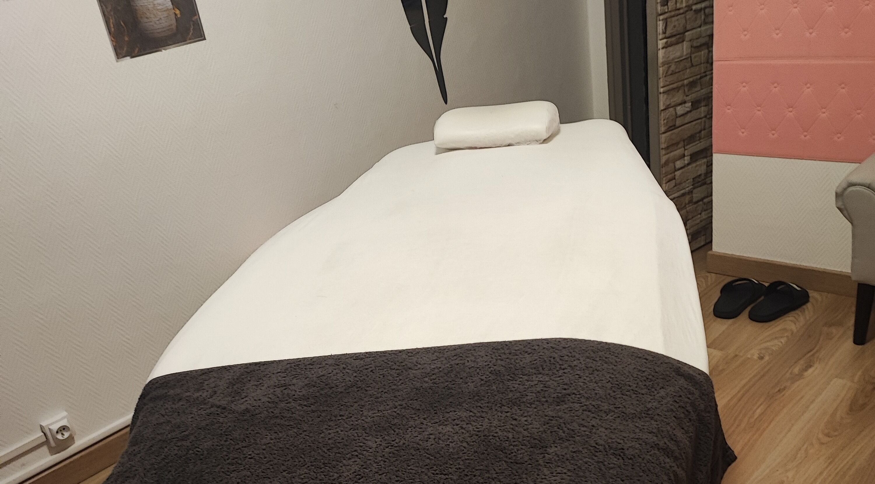 Table de massage à L'harmonie Du Corps, Saint-priest, Auvergne-rhône-alpes, FR, décorée avec élégance.