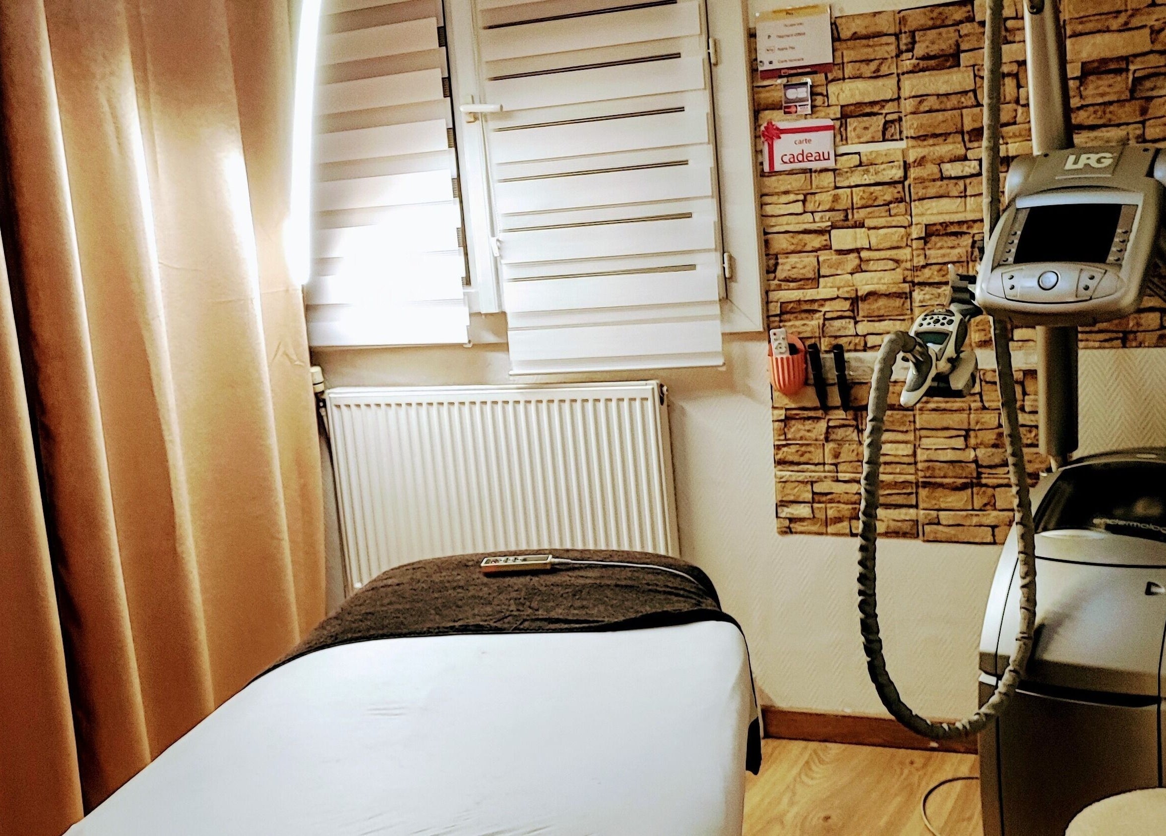 Salle de soin moderne avec machine LPG à L'harmonie Du Corps, Saint-priest, Auvergne-rhône-alpes, FR.