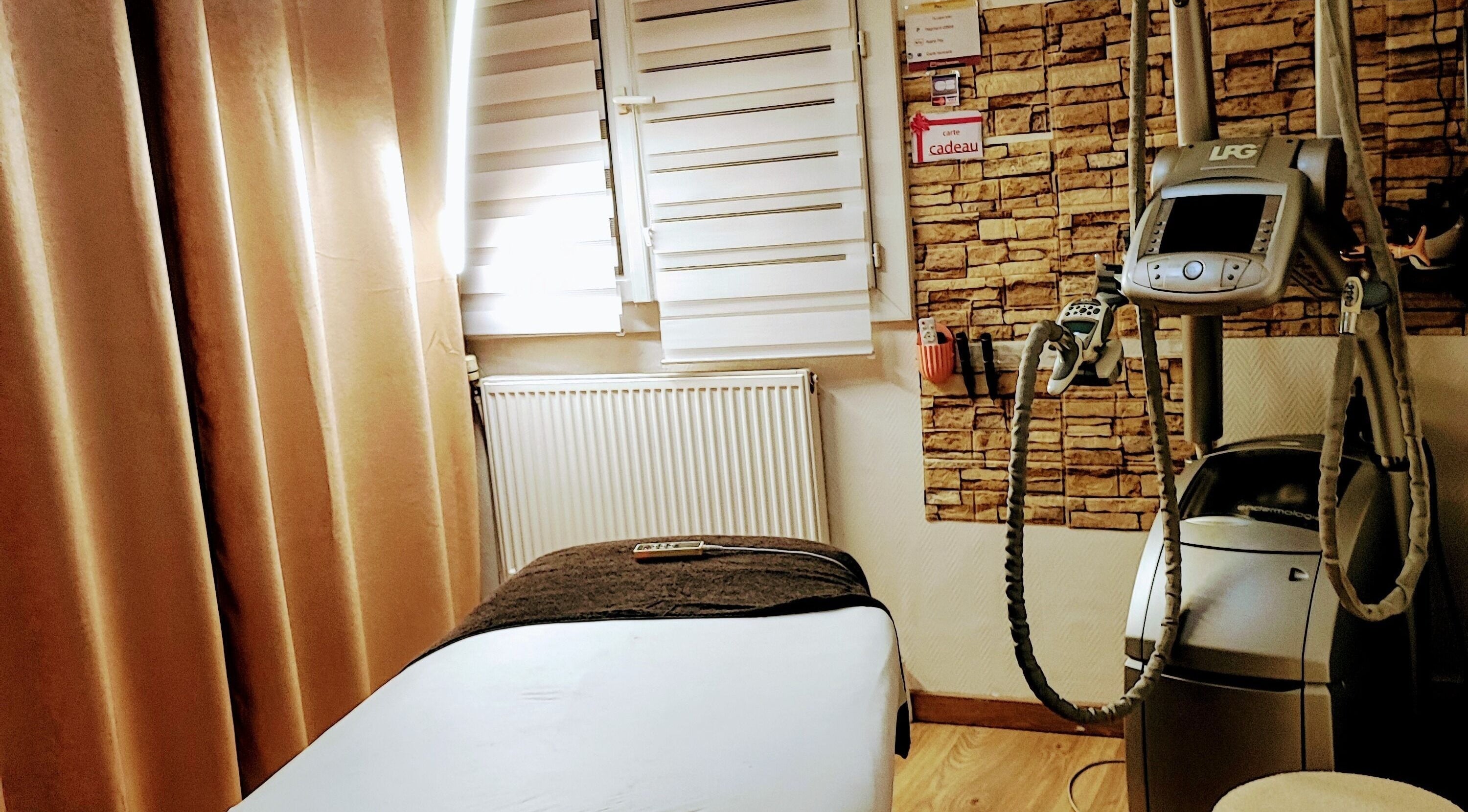 Salle de soin moderne avec machine LPG à L'harmonie Du Corps, Saint-priest, Auvergne-rhône-alpes, FR.