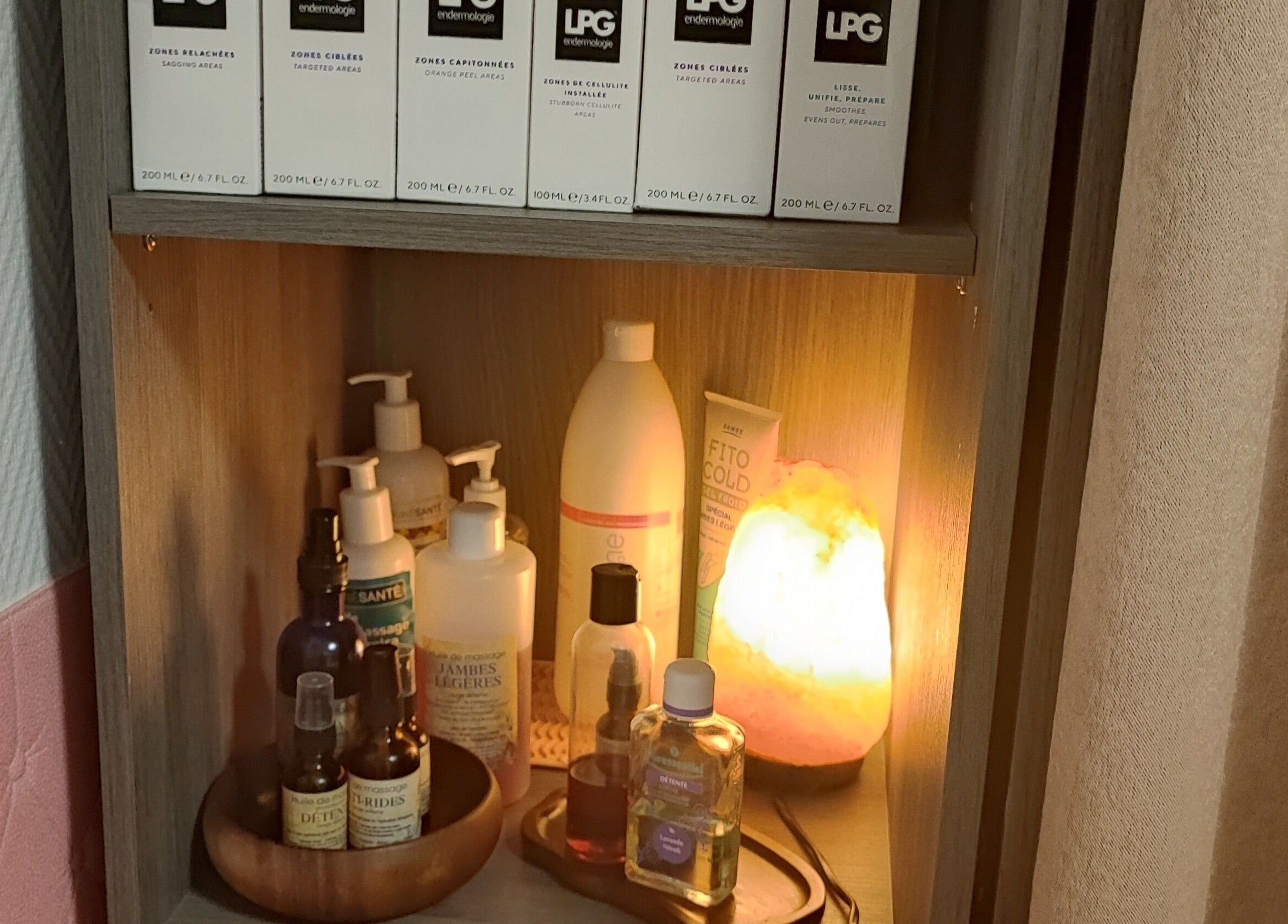 Produits beauté sur étagère illuminée chez L'harmonie Du Corps, Saint-priest, Auvergne-rhône-alpes, FR.