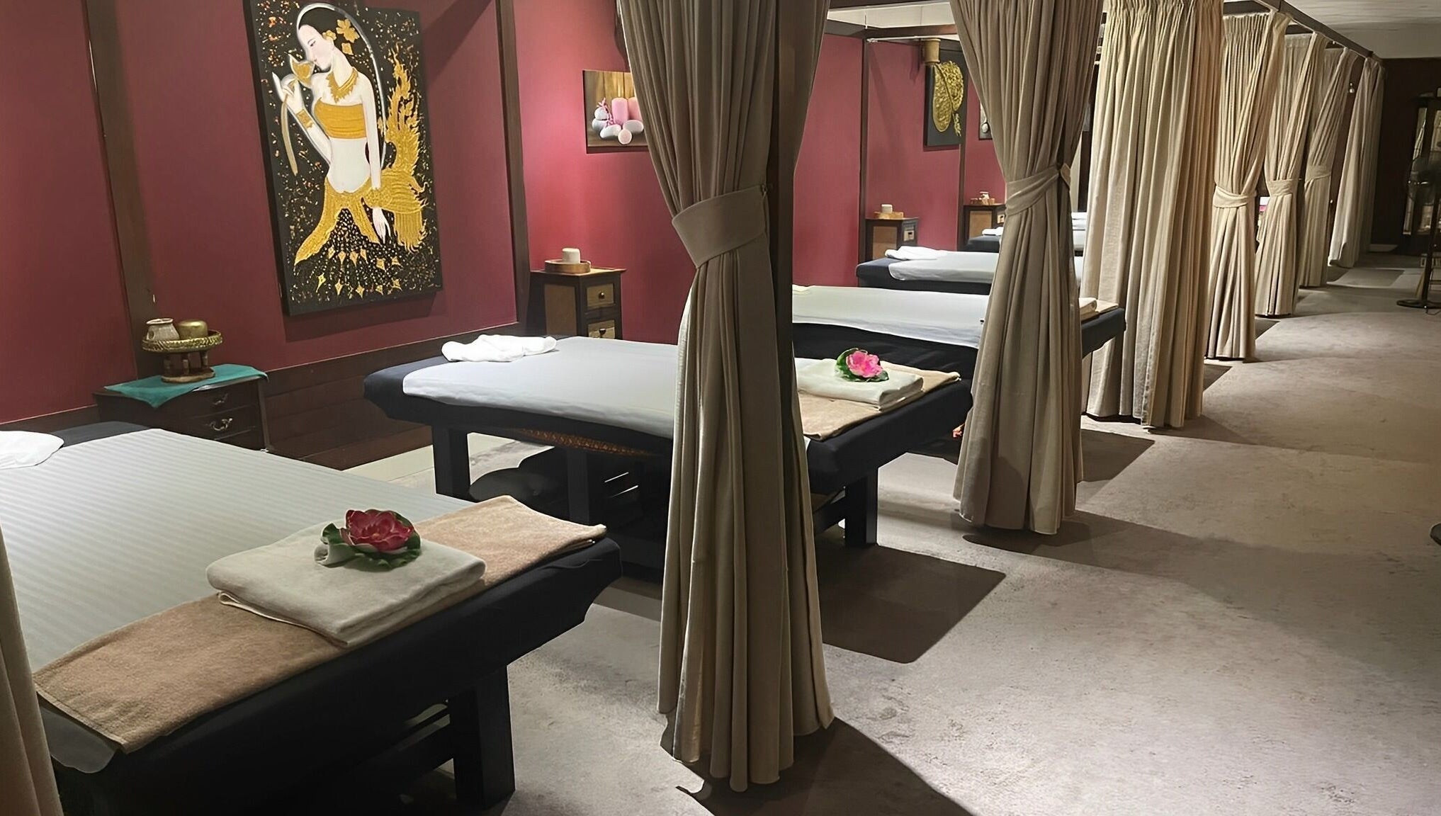 Rustige spa-ruimte bij Thai Nakara Wellness in Haarlem, Noord-holland, NL met massagetafels en rustige verlichting.