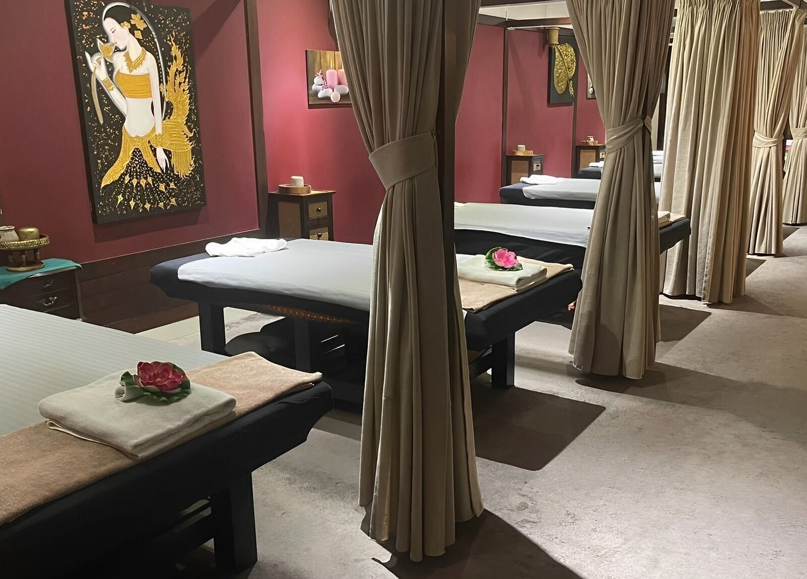 Rustige spa-ruimte bij Thai Nakara Wellness in Haarlem, Noord-holland, NL met massagetafels en rustige verlichting.