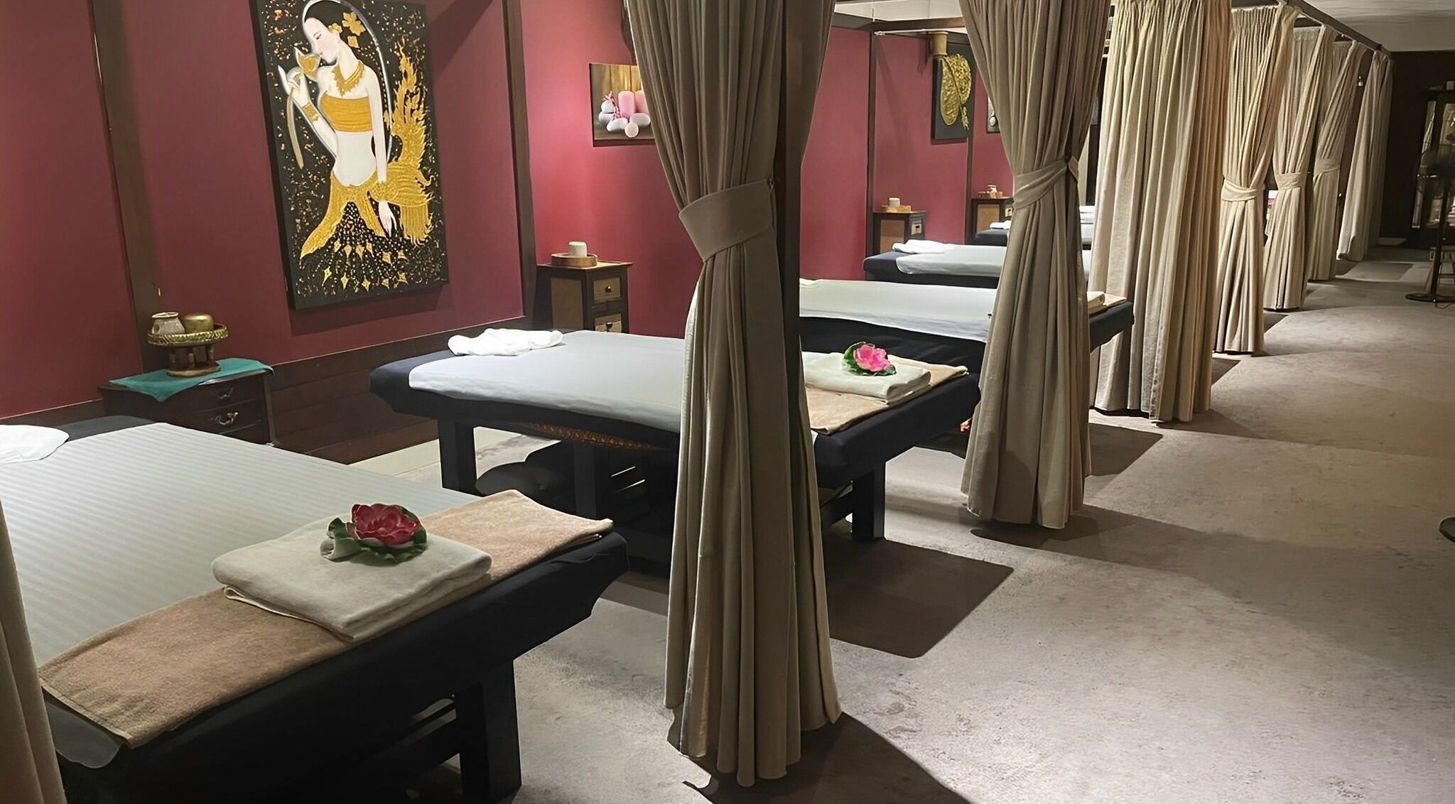 Rustige spa-ruimte bij Thai Nakara Wellness in Haarlem, Noord-holland, NL met massagetafels en rustige verlichting.