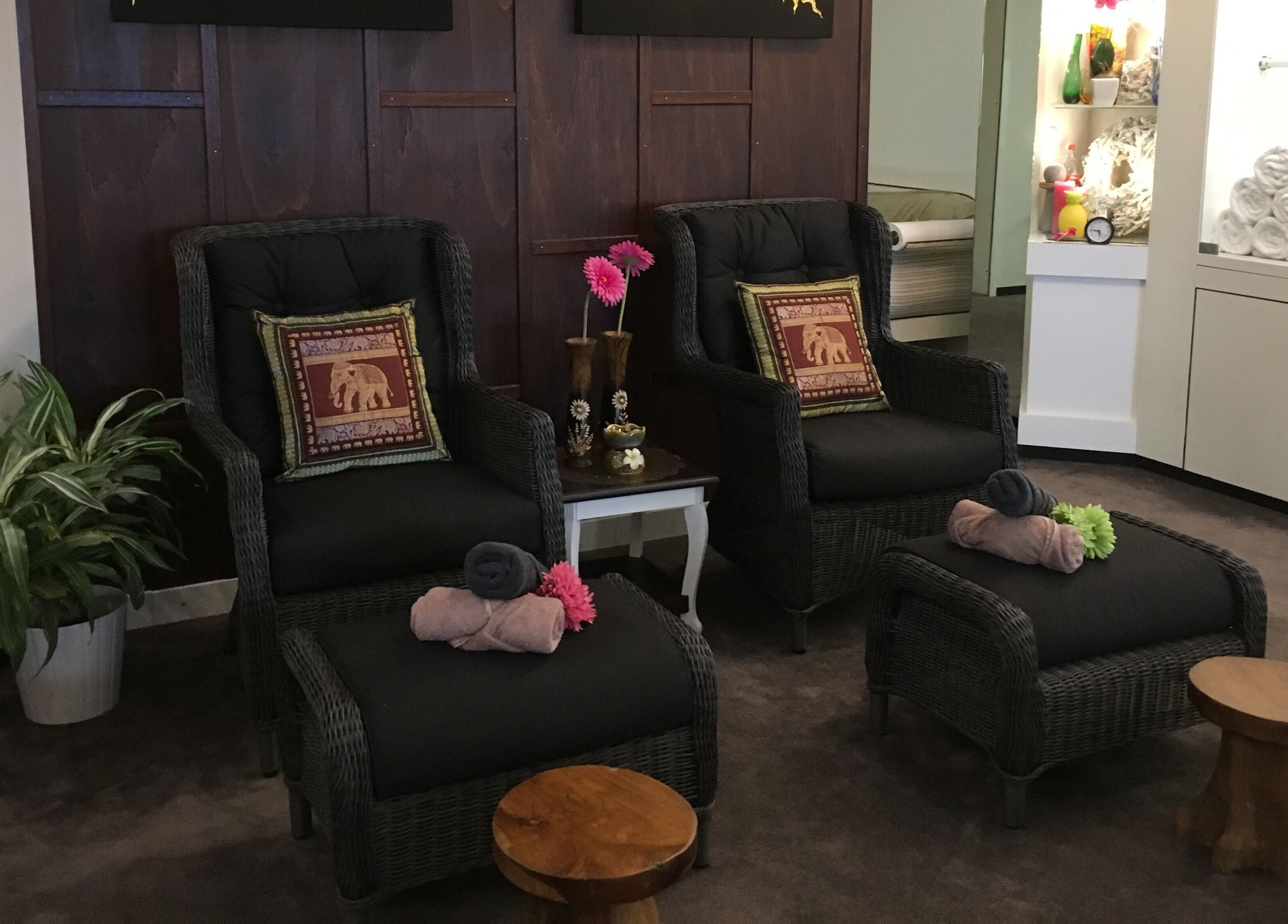 Ontspan in luxe stoelen bij Thai Nakara Wellness, Haarlem, Noord-holland, NL met sierkussens en planten.
