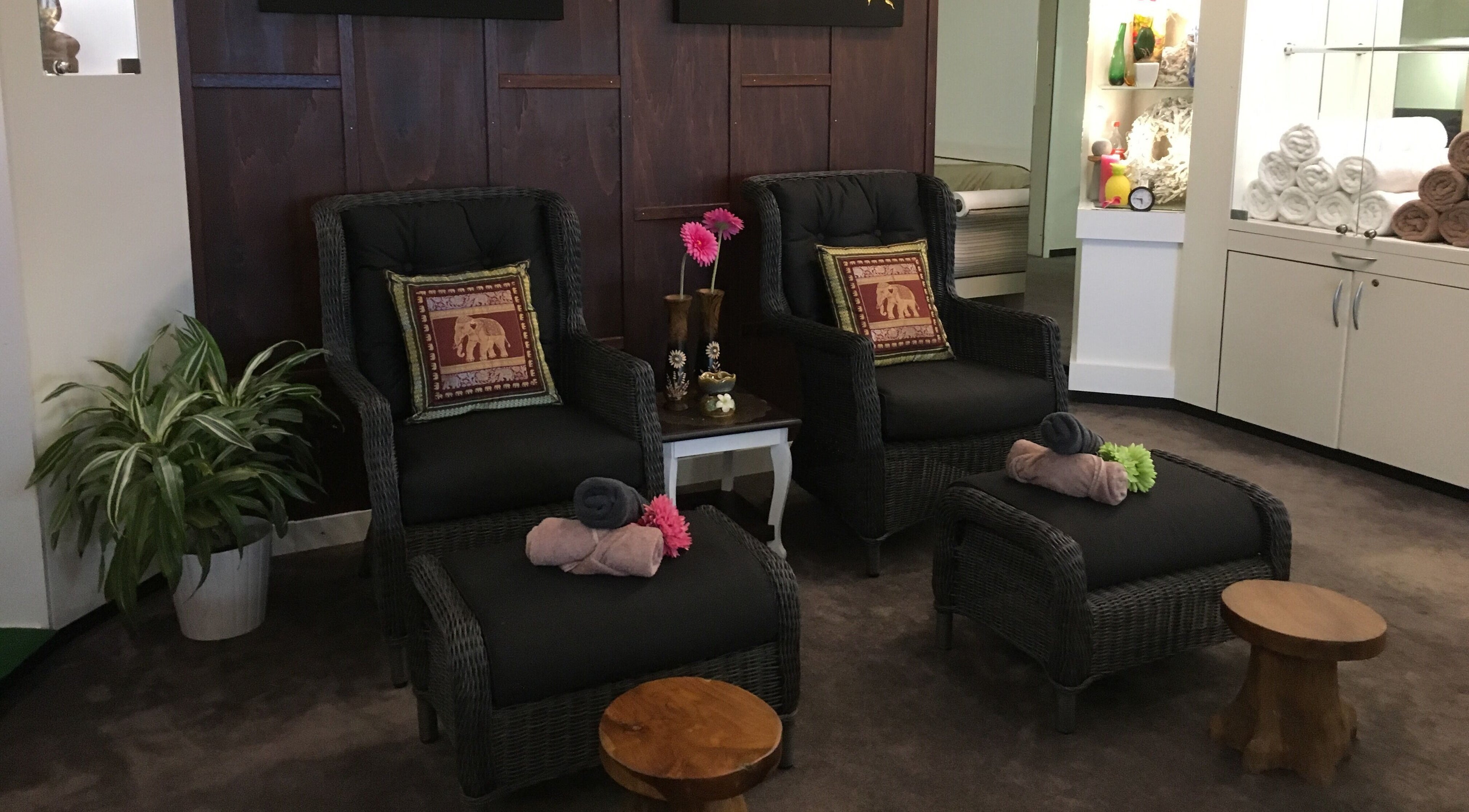 Ontspan in luxe stoelen bij Thai Nakara Wellness, Haarlem, Noord-holland, NL met sierkussens en planten.