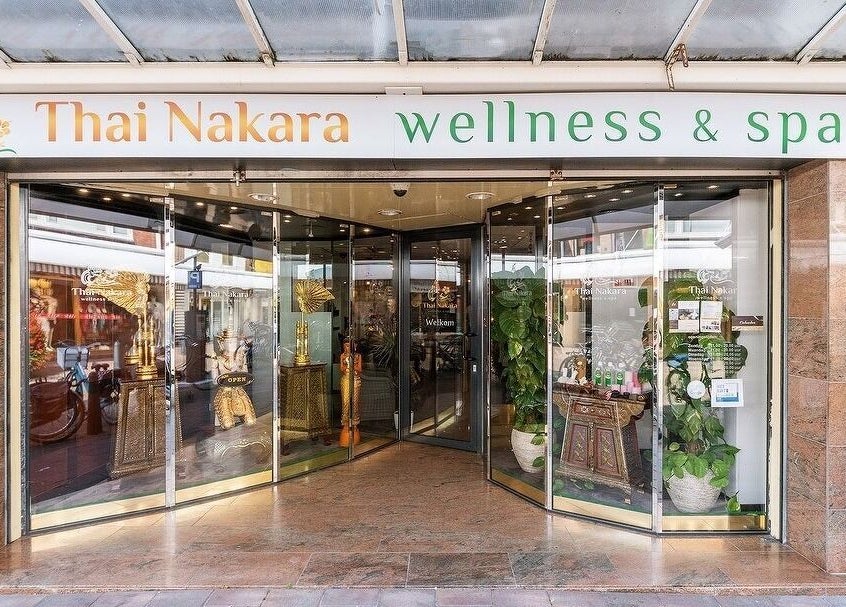 Ingang van Thai Nakara Wellness in Haarlem, Noord-holland, NL met uitnodigende glazen deuren.