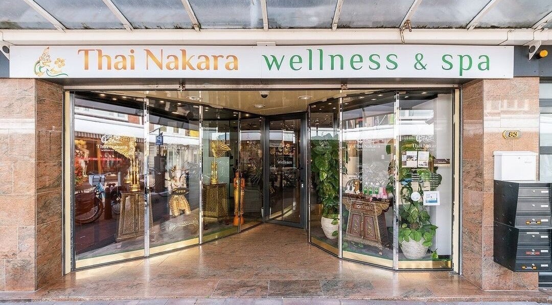 Ingang van Thai Nakara Wellness in Haarlem, Noord-holland, NL met uitnodigende glazen deuren.