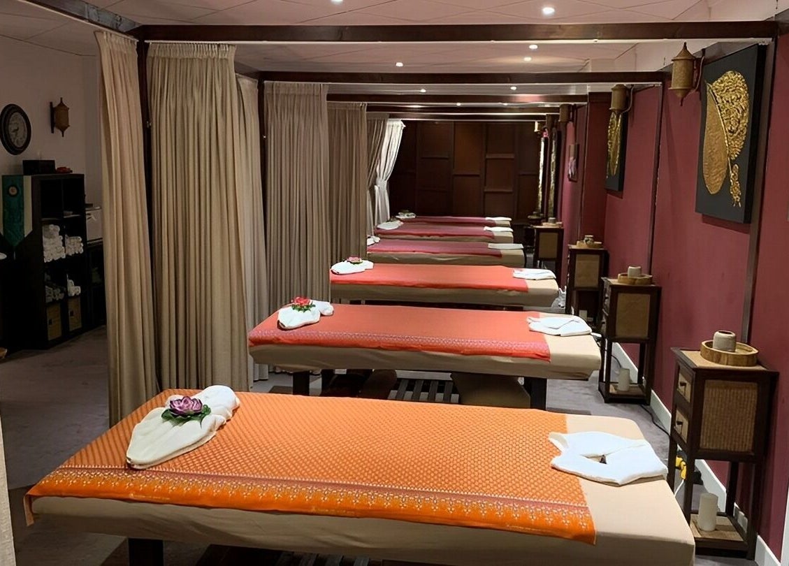Rustieke massageruimte bij Thai Nakara Wellness in Haarlem, Noord-Holland, NL, met warme oranje tinten.