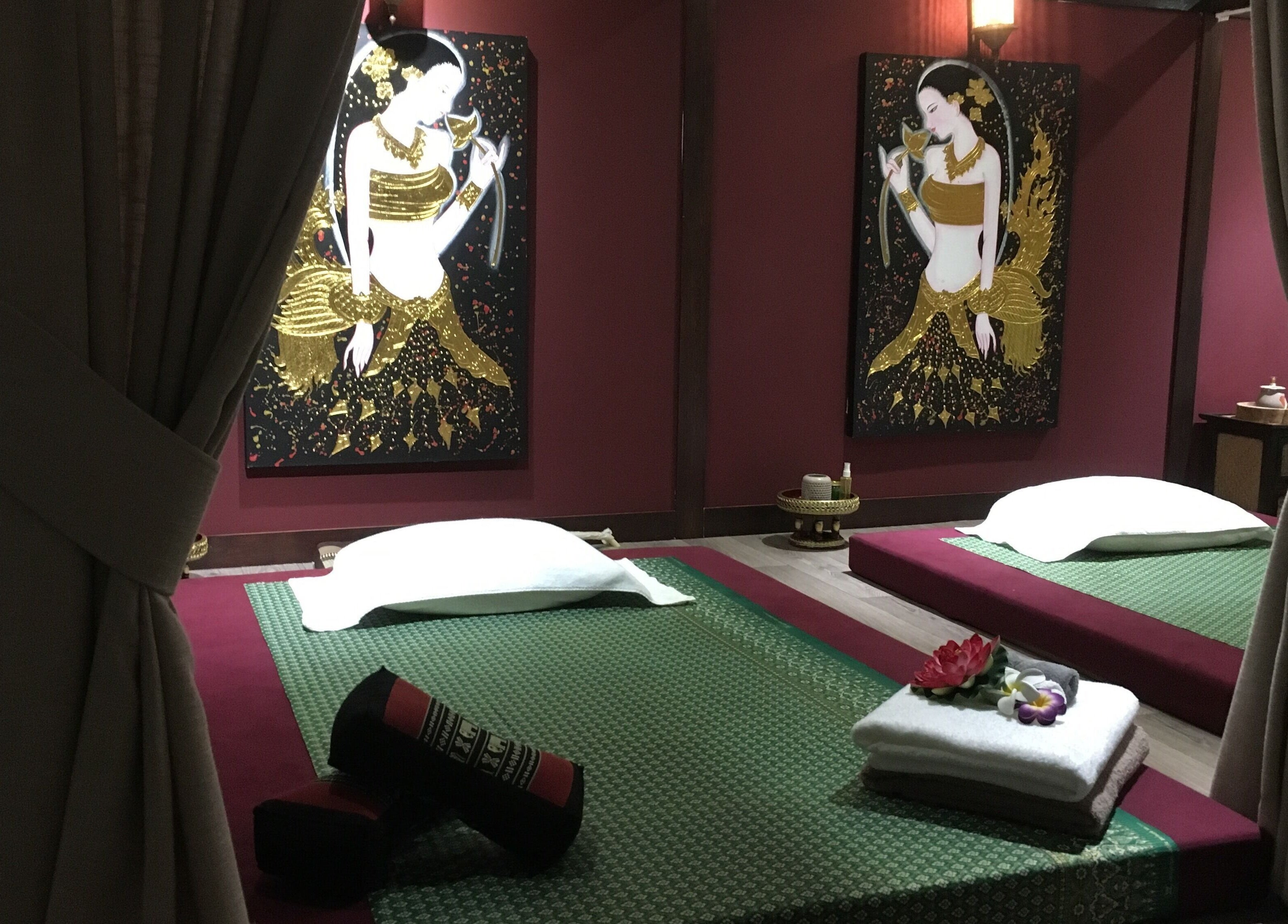 Ontspannende massagekamer bij Thai Nakara Wellness in Haarlem, Noord-holland, NL met comfortabele matrassen en decor.
