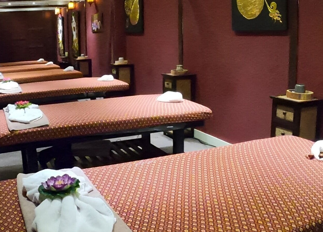 Massageruimte met serene tafels bij Thai Nakara Wellness, Haarlem, Noord-holland, NL.