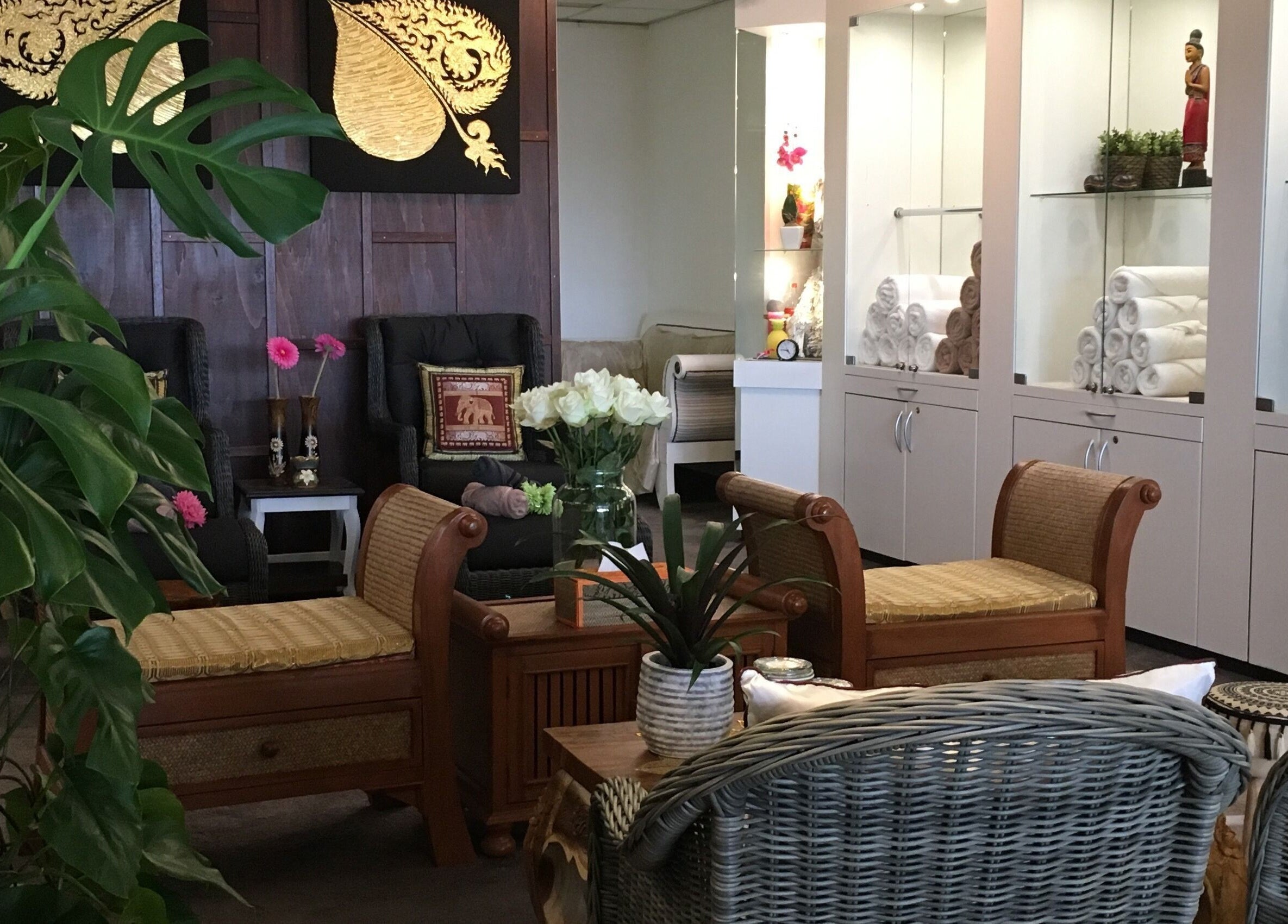 Interieur van Thai Nakara Wellness in Haarlem, Noord-holland, NL. Comfortabele zitjes en rustige sfeer.