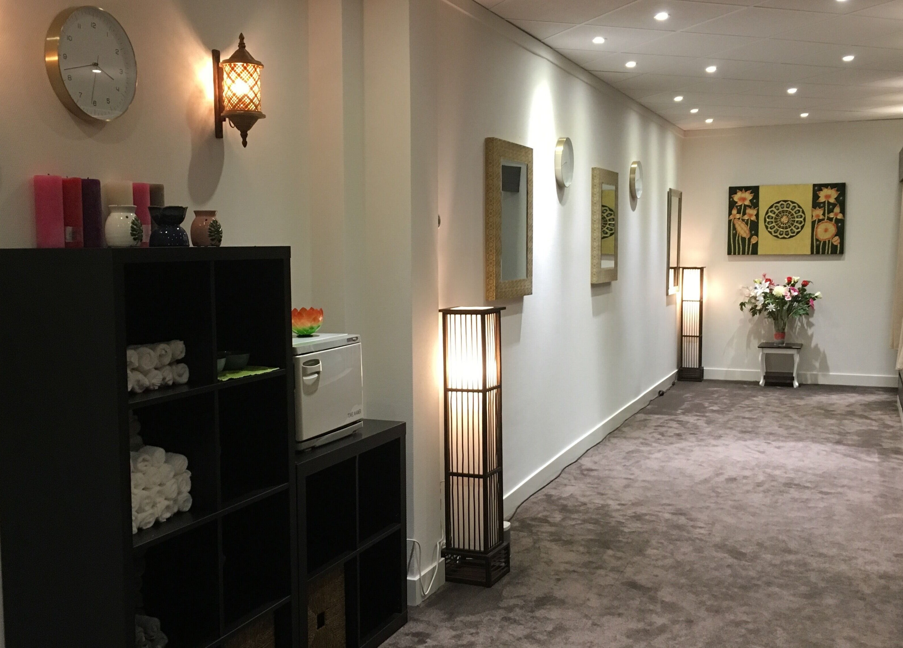 Elegant interieur van Thai Nakara Wellness in Haarlem, Noord-holland, NL met sfeervolle verlichting en bloemen.