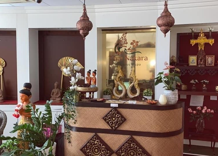 Ontvangstruimte bij Thai Nakara Wellness in Haarlem, Noord-holland, NL met Thais decor en rustgevende inrichting.