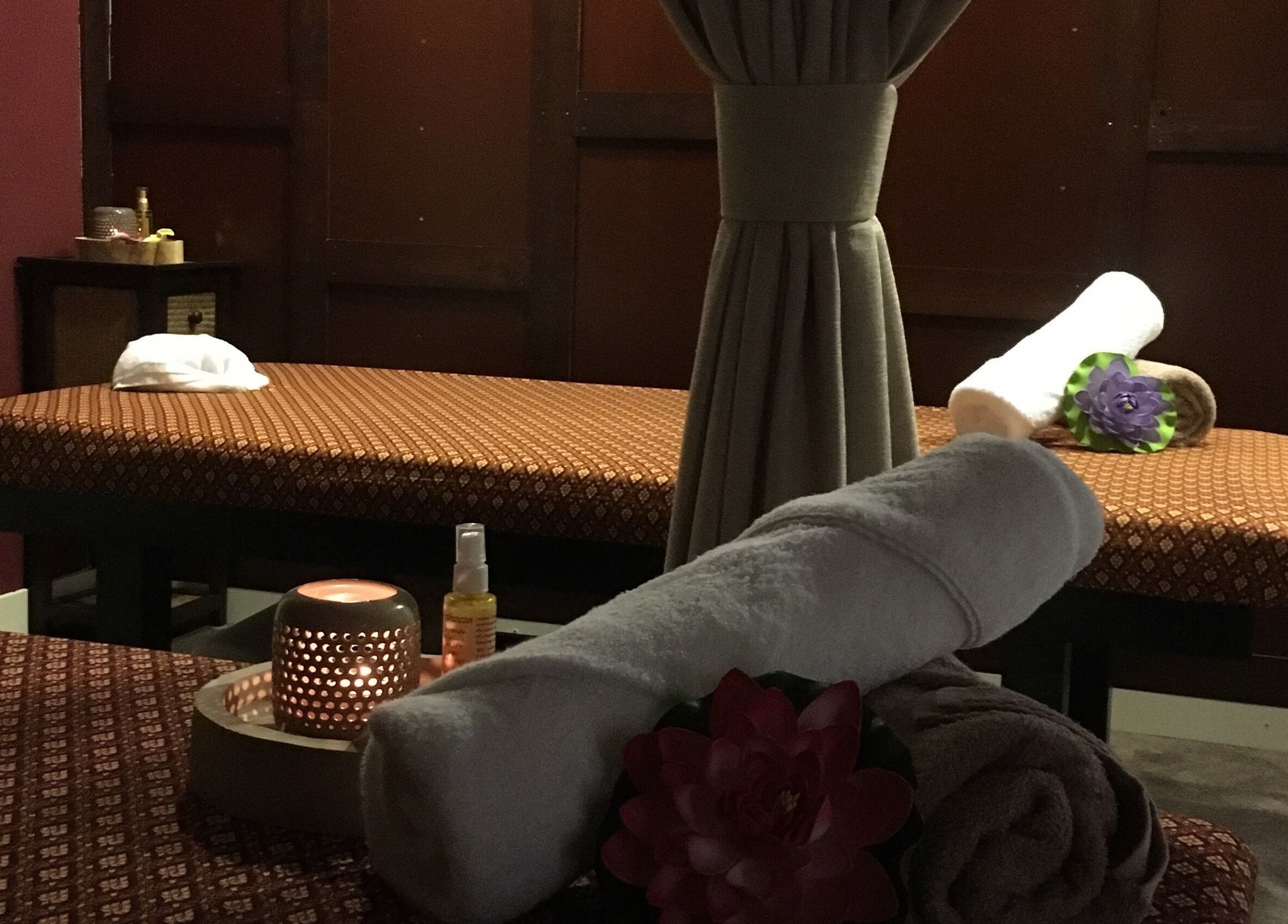 Massagebed met kaarsen bij Thai Nakara Wellness in Haarlem, Noord-holland, NL, voor ultieme ontspanning.