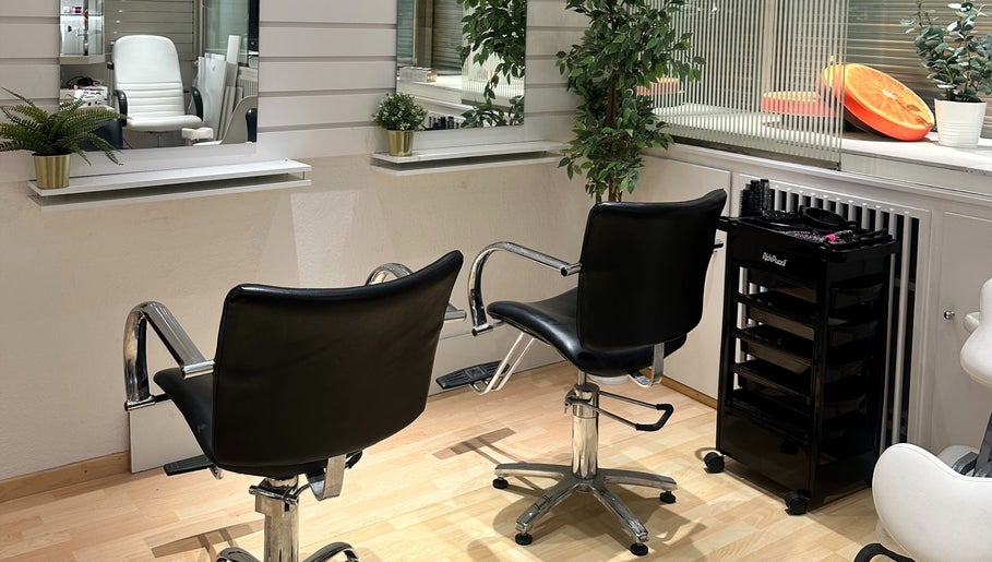 Stylische Innenansicht von BE Vênus - Esthetic Salon KLG, Thun, Bern, CH mit modernem Frisierstuhl.