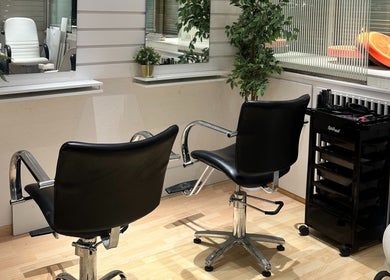 Stylische Innenansicht von BE Vênus - Esthetic Salon KLG, Thun, Bern, CH mit modernem Frisierstuhl.