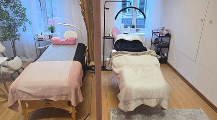 Behandlungsraum bei BE Vênus - Esthetic Salon KLG in Thun, Bern, CH mit zwei Massageliegen und warmem Ambiente.