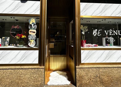 Eingang zu BE Vênus - Esthetic Salon KLG in Thun, Bern, CH mit dekorativen Schaufenstern.