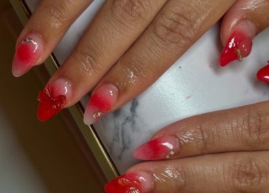 Stilvolle rote Maniküre bei BE Vênus - Esthetic Salon KLG, Thun, Bern, CH.