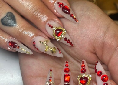 Elegante Nagelkunst mit rotem Strass bei BE Vênus - Esthetic Salon KLG, Thun, Bern, CH.