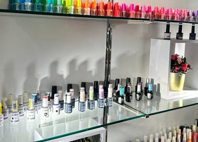 Nagellackauswahl bei BE Vênus - Esthetic Salon KLG, Thun, Bern, CH. Farbenfrohe Lacke auf Glasregalen.