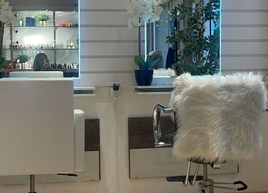 Schicker Salonbereich bei BE Vênus - Esthetic Salon KLG, Thun, Bern, CH mit gemütlichem Sitzbereich.