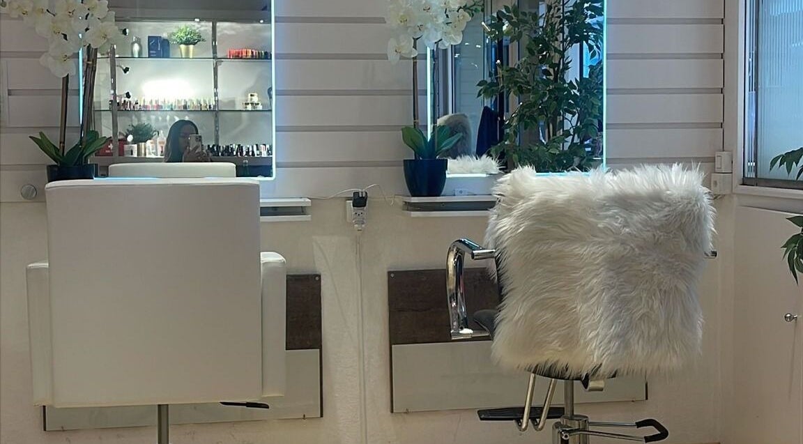 Schicker Salonbereich bei BE Vênus - Esthetic Salon KLG, Thun, Bern, CH mit gemütlichem Sitzbereich.