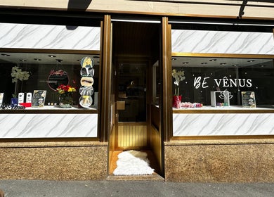 Außenansicht von BE Vênus - Esthetic Salon KLG in Thun, Bern, CH mit stilvoller Fensterdekoration.