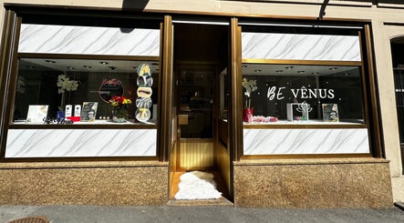 Außenansicht von BE Vênus - Esthetic Salon KLG in Thun, Bern, CH mit stilvoller Fensterdekoration.