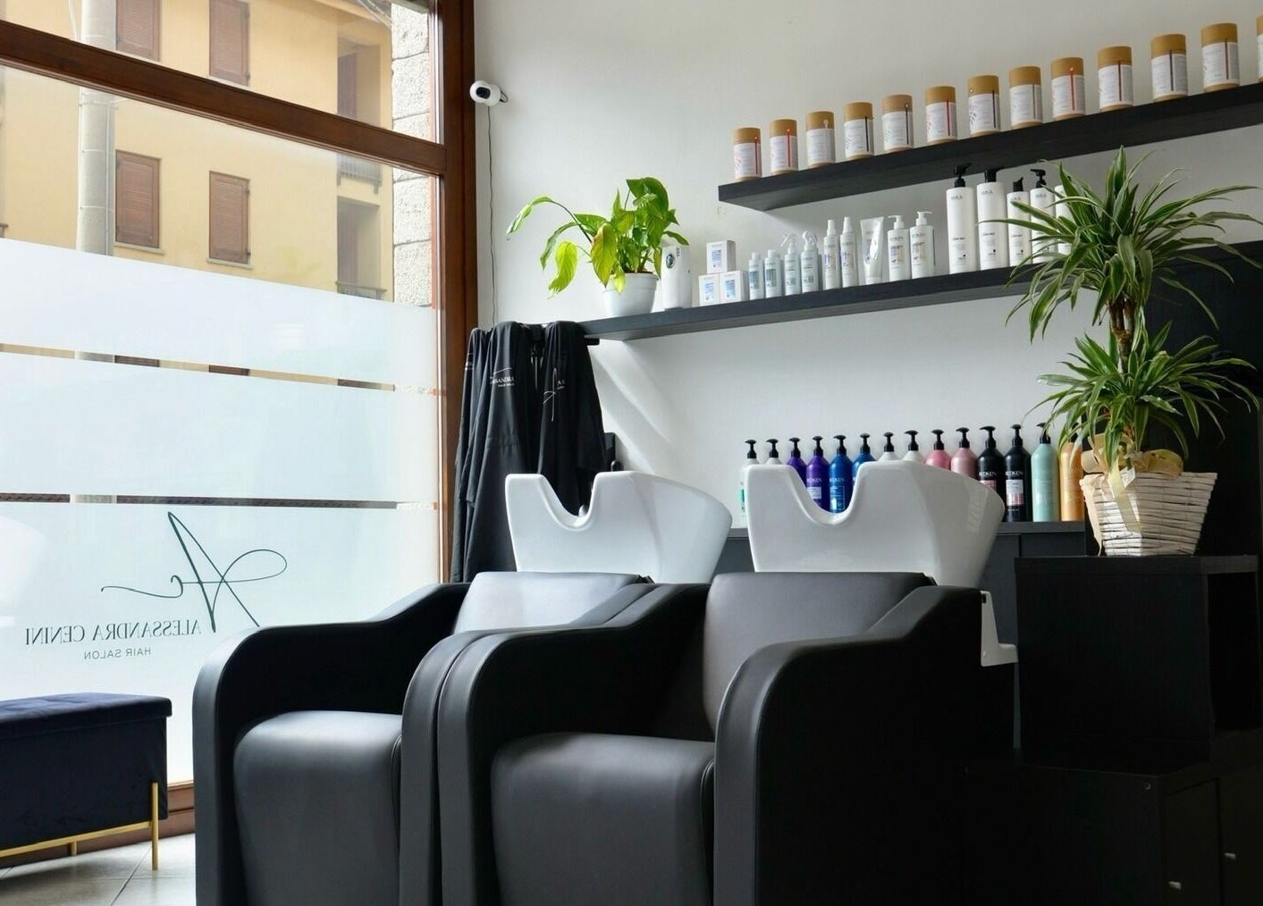 Sedute lavatesta moderne presso Alessandra Cenini Hair Salon, Ponte Di Legno, Lombardia, IT.