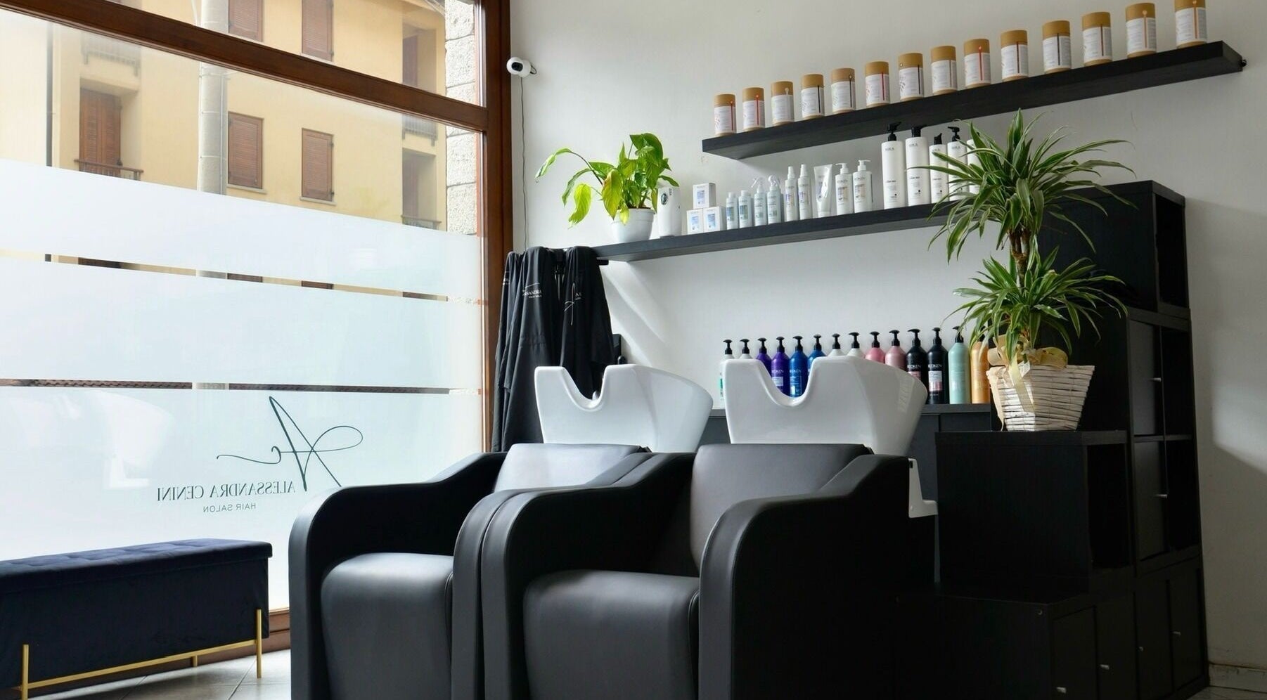 Sedute lavatesta moderne presso Alessandra Cenini Hair Salon, Ponte Di Legno, Lombardia, IT.