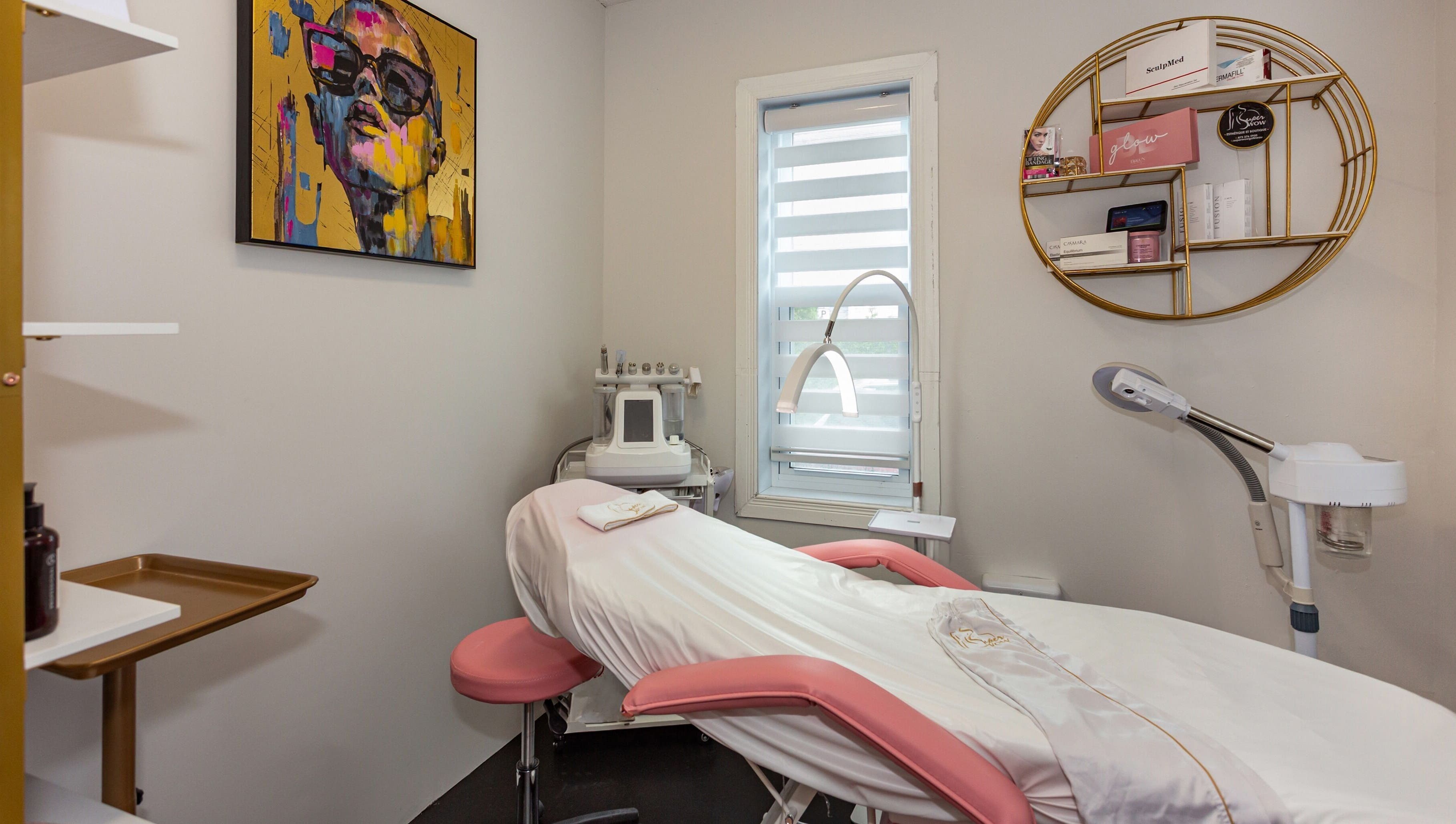 Salle de soin moderne au Super Wow Studio à Gatineau, Québec, CA, avec table et équipements esthétiques.