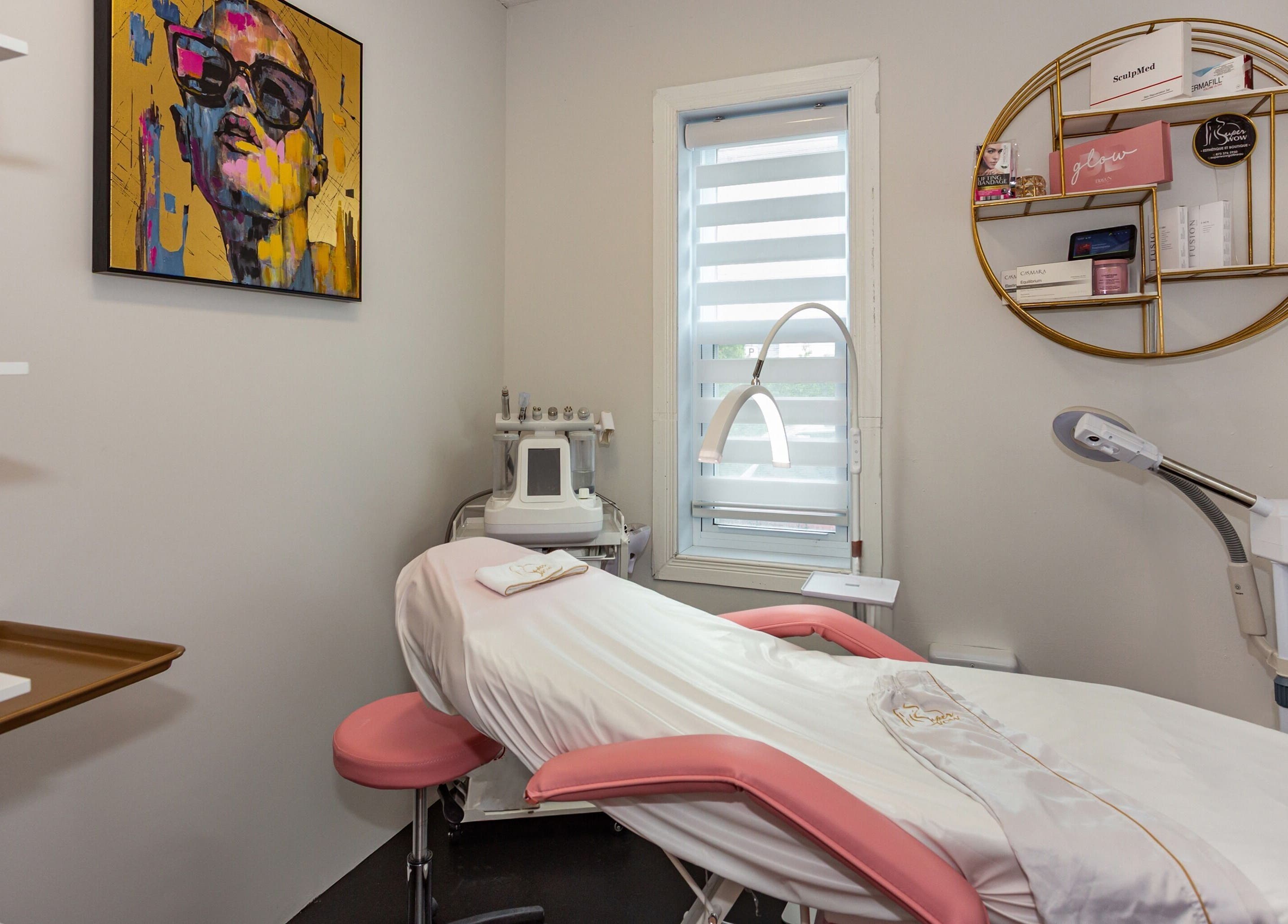 Salle de soin moderne au Super Wow Studio à Gatineau, Québec, CA, avec table et équipements esthétiques.