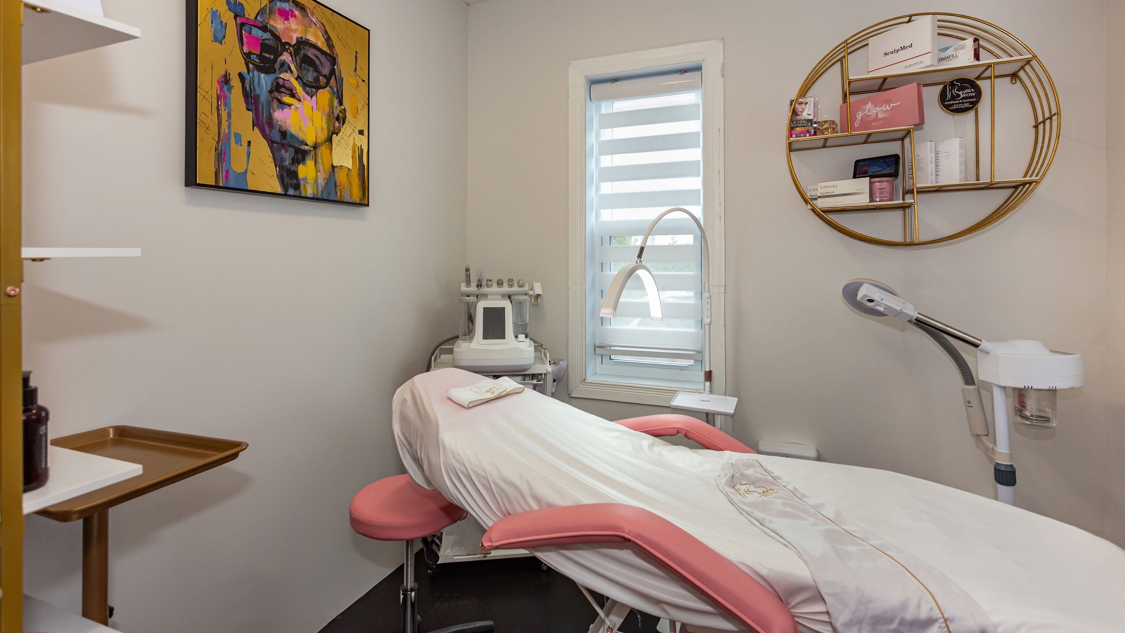 Salle de soin moderne au Super Wow Studio à Gatineau, Québec, CA, avec table et équipements esthétiques.