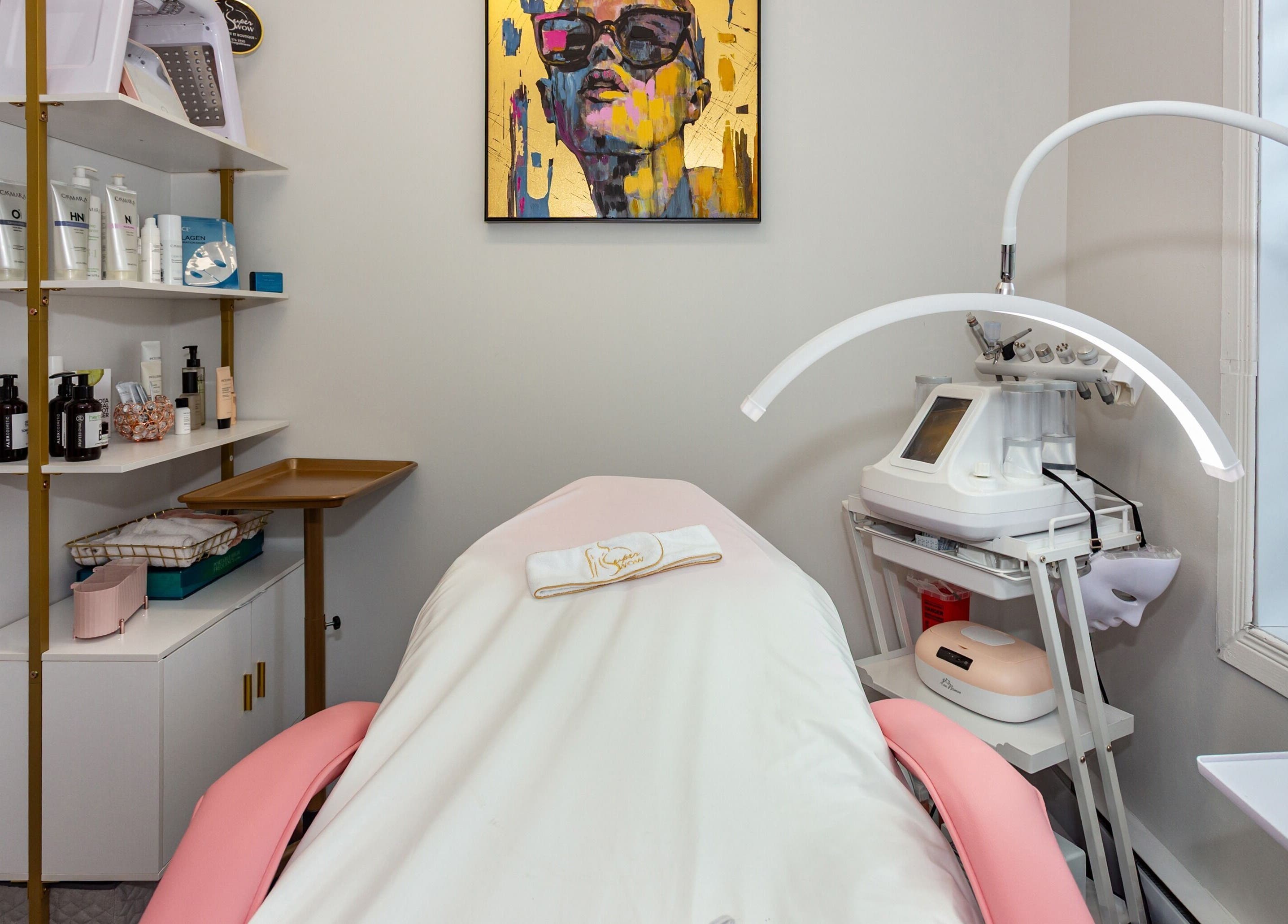 Cabine moderne à Super Wow Studio, Gatineau, Québec, CA avec équipement esthétique avancé.
