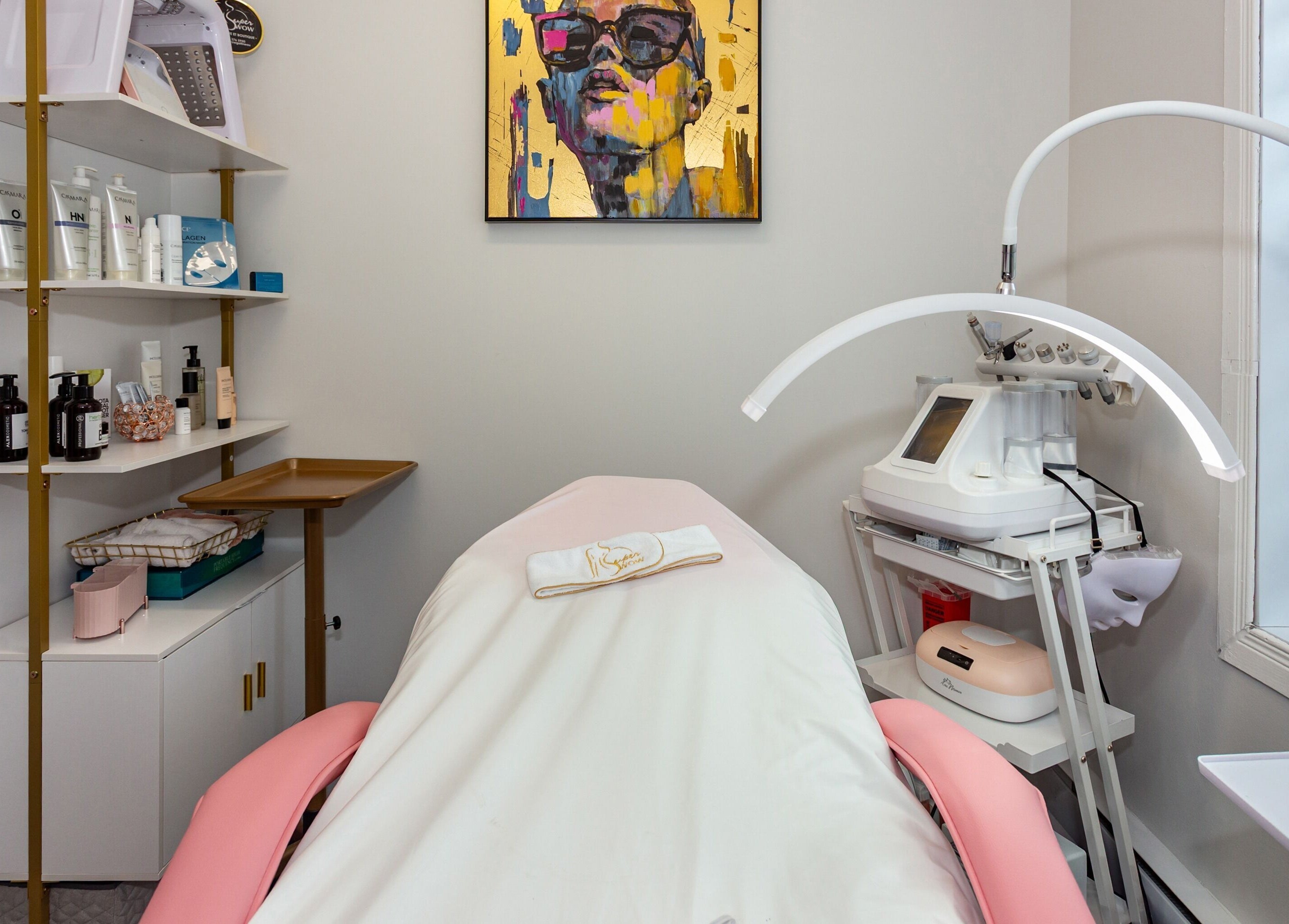 Cabine moderne à Super Wow Studio, Gatineau, Québec, CA avec équipement esthétique avancé.