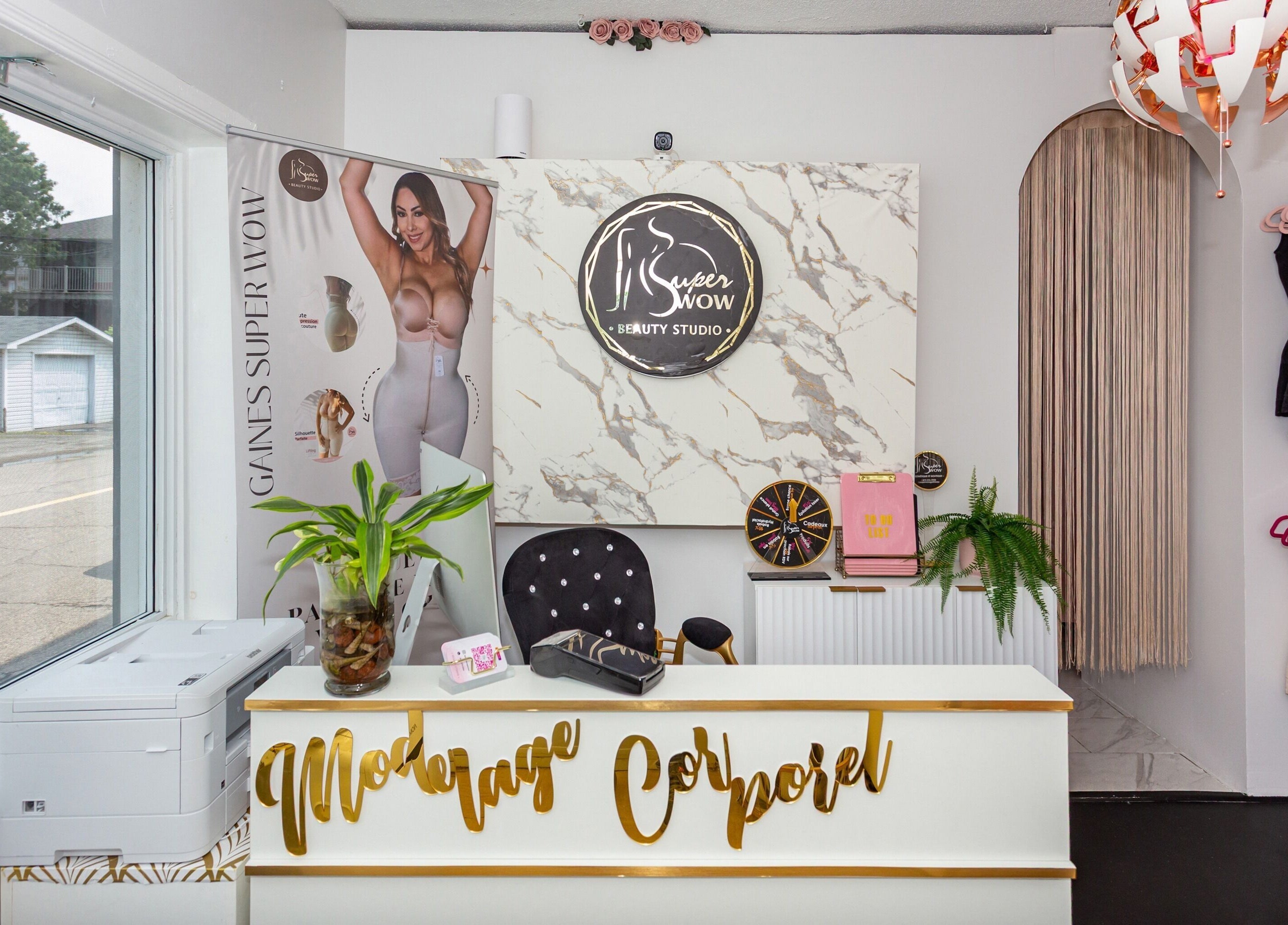 Réception moderne chez Super Wow Studio à Gatineau, Québec, CA avec décoration élégante.