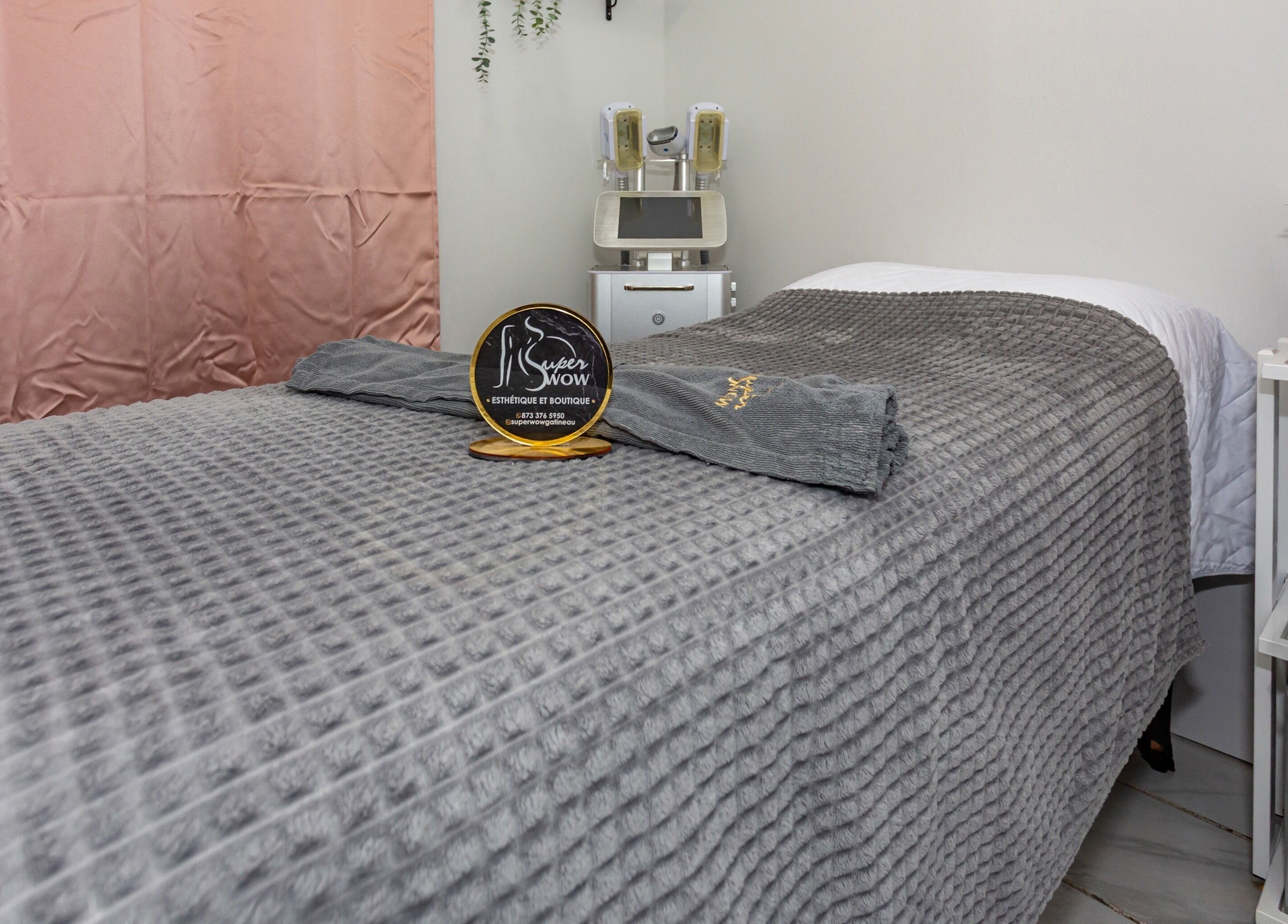 Table de soin élégante chez Super Wow Studio à Gatineau, Québec, CA.