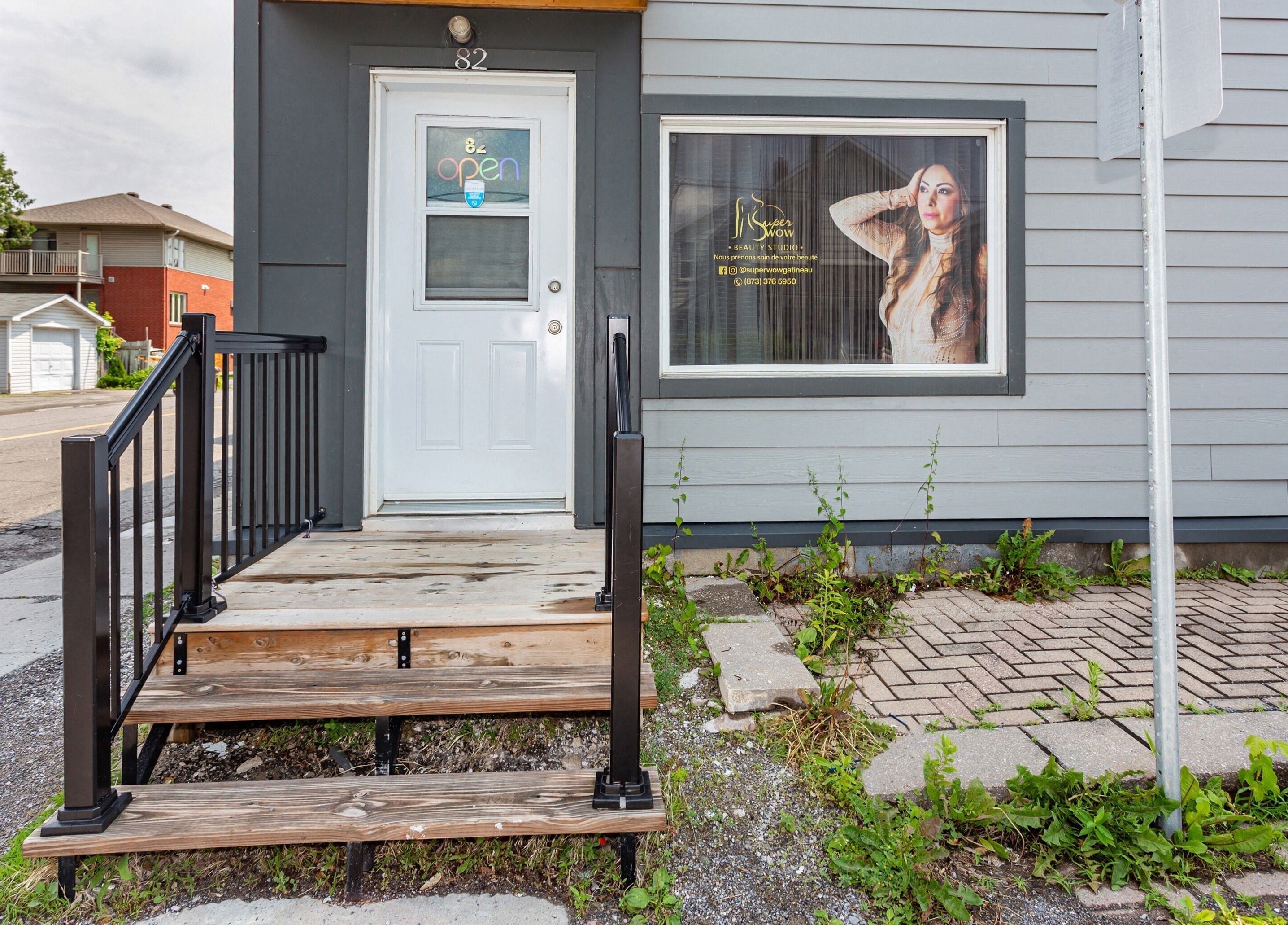 Entrée de Super Wow Studio à Gatineau, Québec, CA avec porte et affichage de beauté.