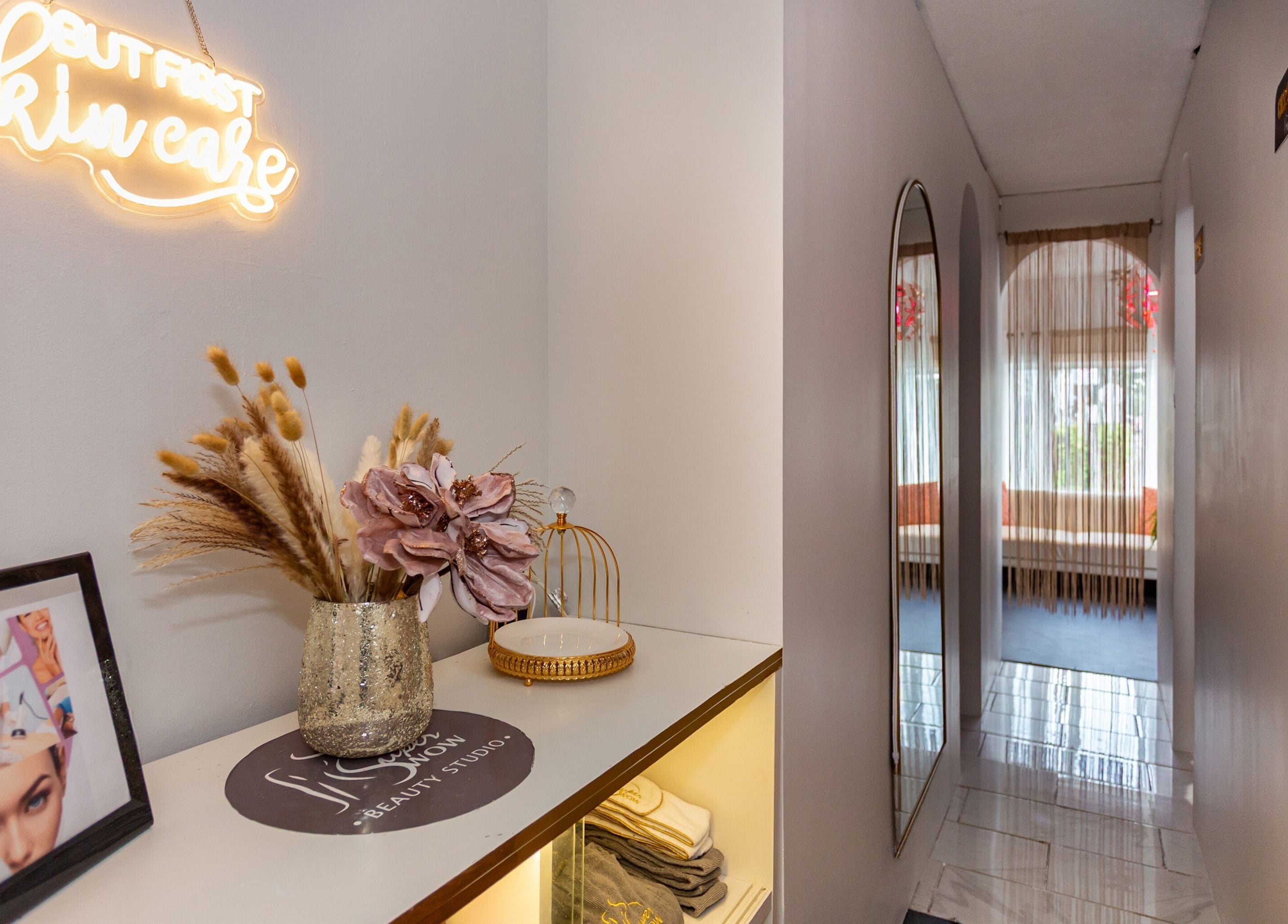 Couloir accueillant de Super Wow Studio à Gatineau, Québec, CA avec décoration élégante et enseigne lumineuse.