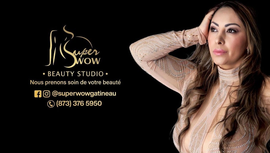 Super Wow (Longueuil) beauté studio, dame élégante en robe à paillettes. Longueuil, Québec, CA.