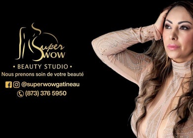 Super Wow (Longueuil) beauté studio, dame élégante en robe à paillettes. Longueuil, Québec, CA.