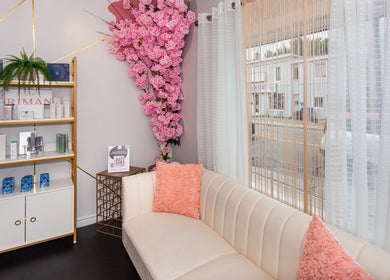 Intérieur chic de Super Wow (Longueuil) avec canapé crème et fleurs roses, Longueuil, Québec, CA.