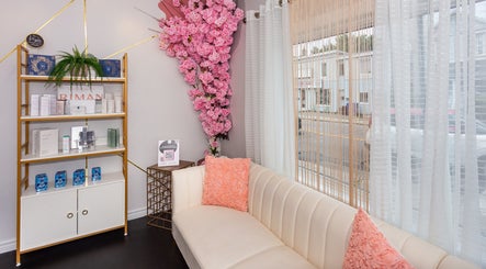 Intérieur chic de Super Wow (Longueuil) avec canapé crème et fleurs roses, Longueuil, Québec, CA.