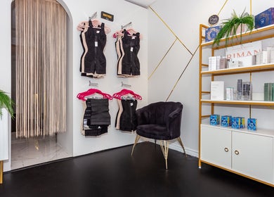 Intérieur chic de Super Wow (Longueuil), avec vêtements et produits de beauté à Longueuil, Québec, CA.