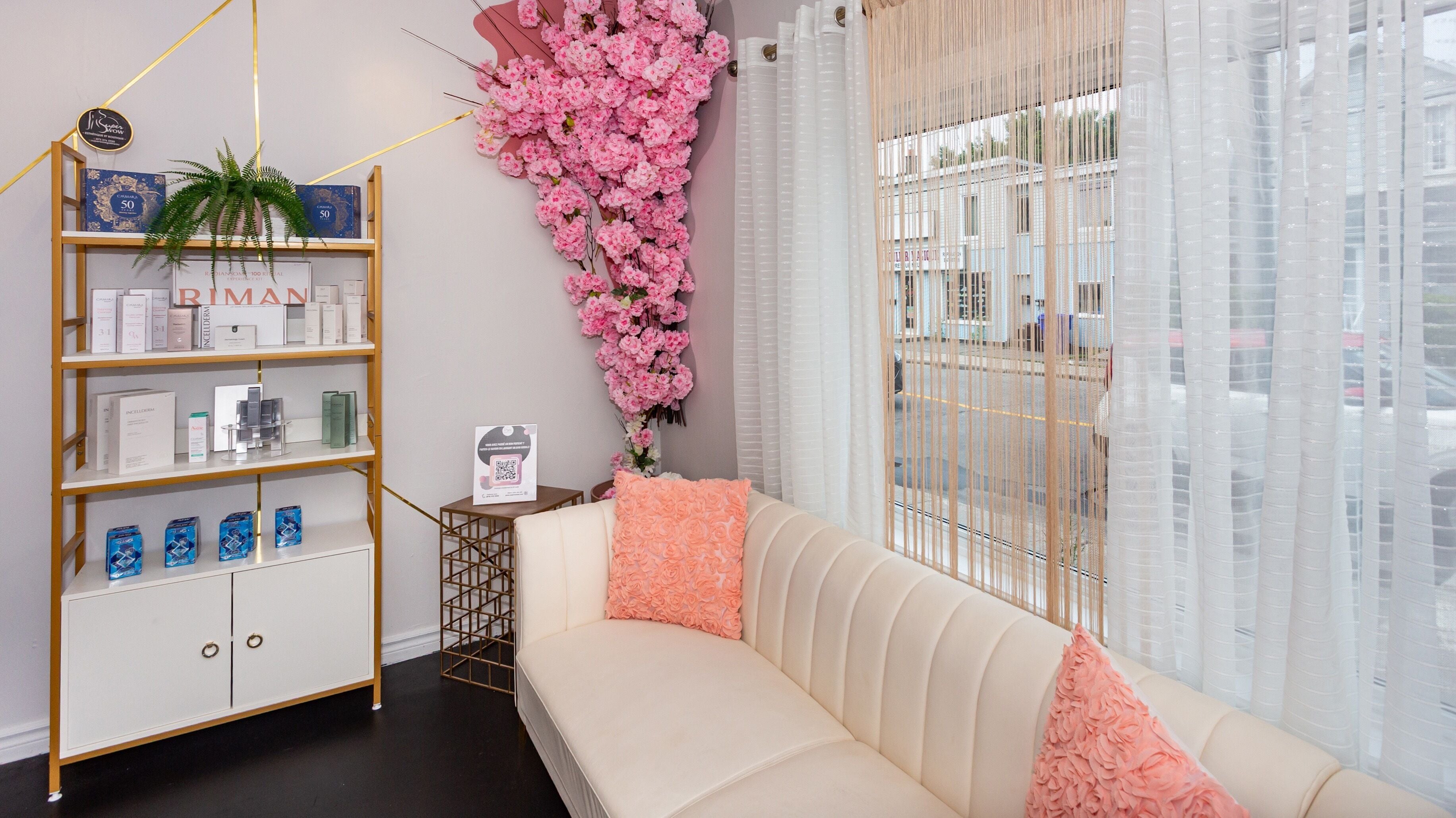 Intérieur accueillant de Super Wow (Longueuil) avec sofa blanc moderne et fleurs roses, Longueuil, Québec, CA.