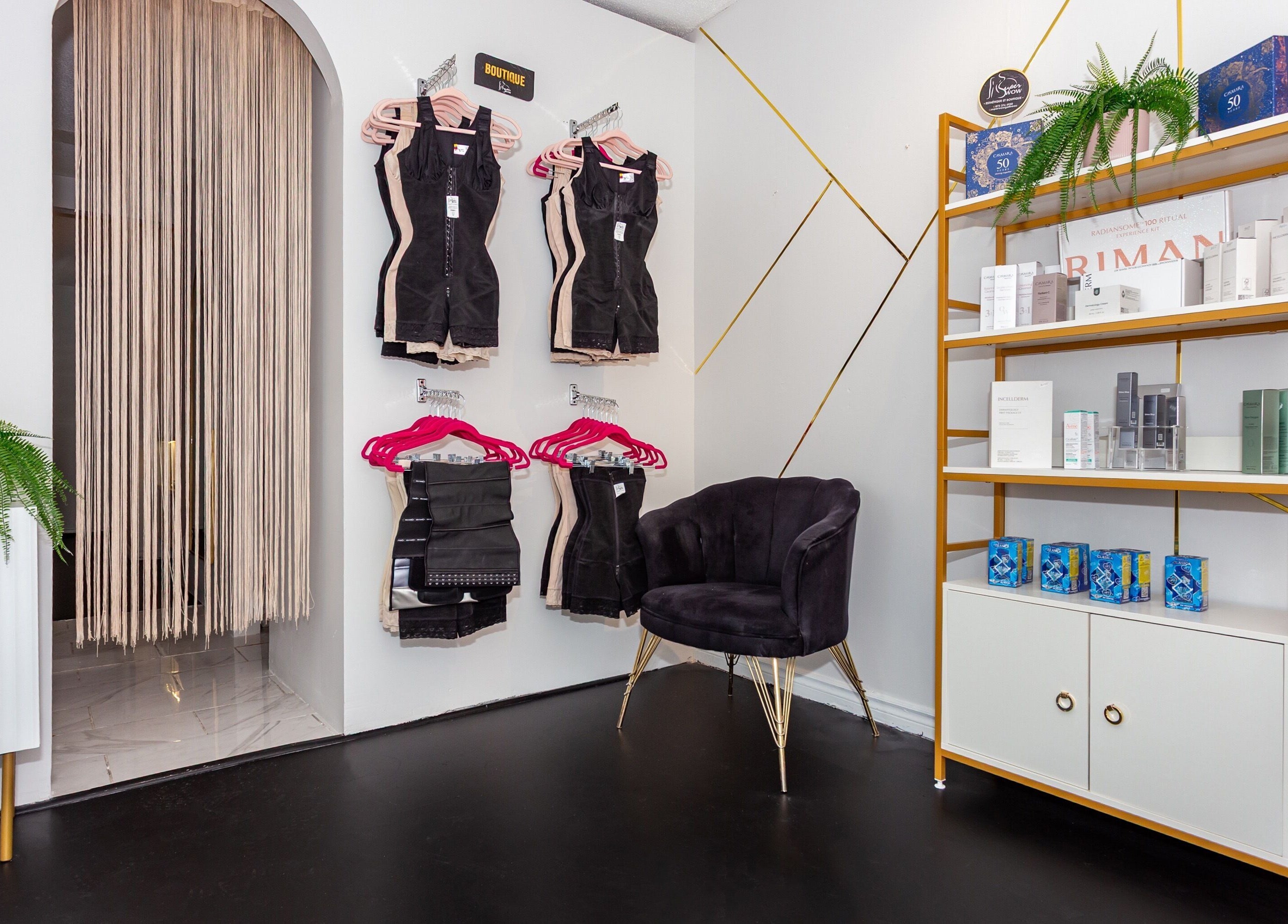 Coin boutique stylé chez Super Wow (Longueuil) avec fauteuil et produits beauté, Longueuil, Québec, CA.